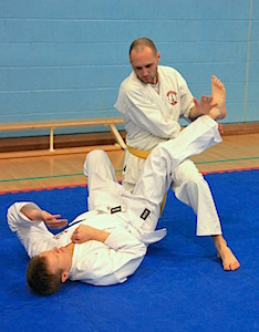 Beginners White & Yellow Belts working together
